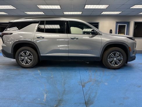 Certified 2025 Chevrolet Traverse LT image 2