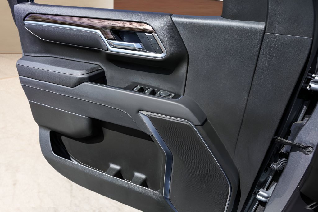 Used 2025 Chevrolet Silverado 1500 RST AWD/4WD image 19