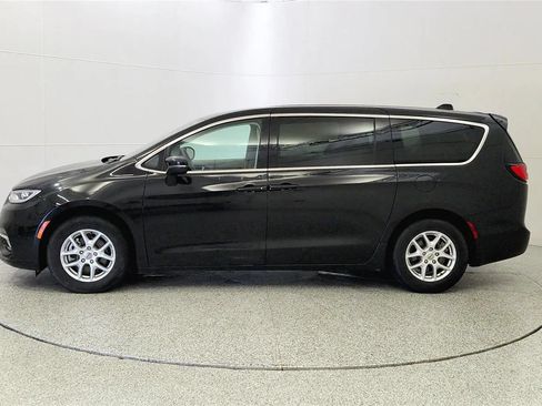 Used 2023 Chrysler Pacifica Touring-L FWD image 4