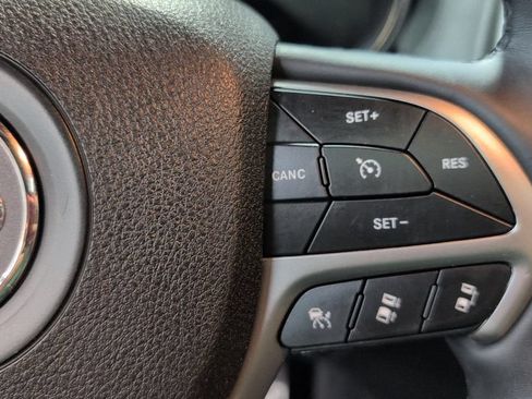 Used 2018 Jeep Grand Cherokee Overland AWD/4WD image 11