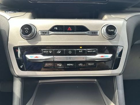 Used 2024 Ford Explorer XLT w/ Equipment Group 202A AWD/4WD image 18