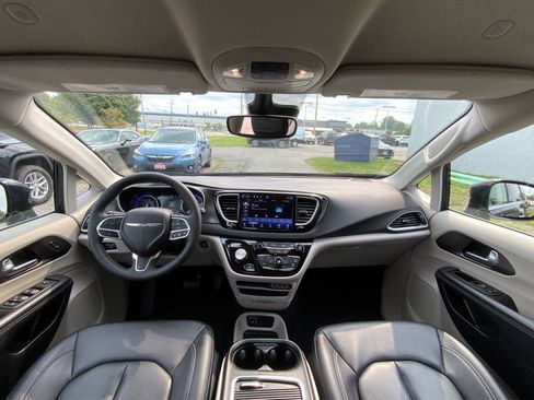 Used 2024 Chrysler Pacifica Touring-L FWD image 32