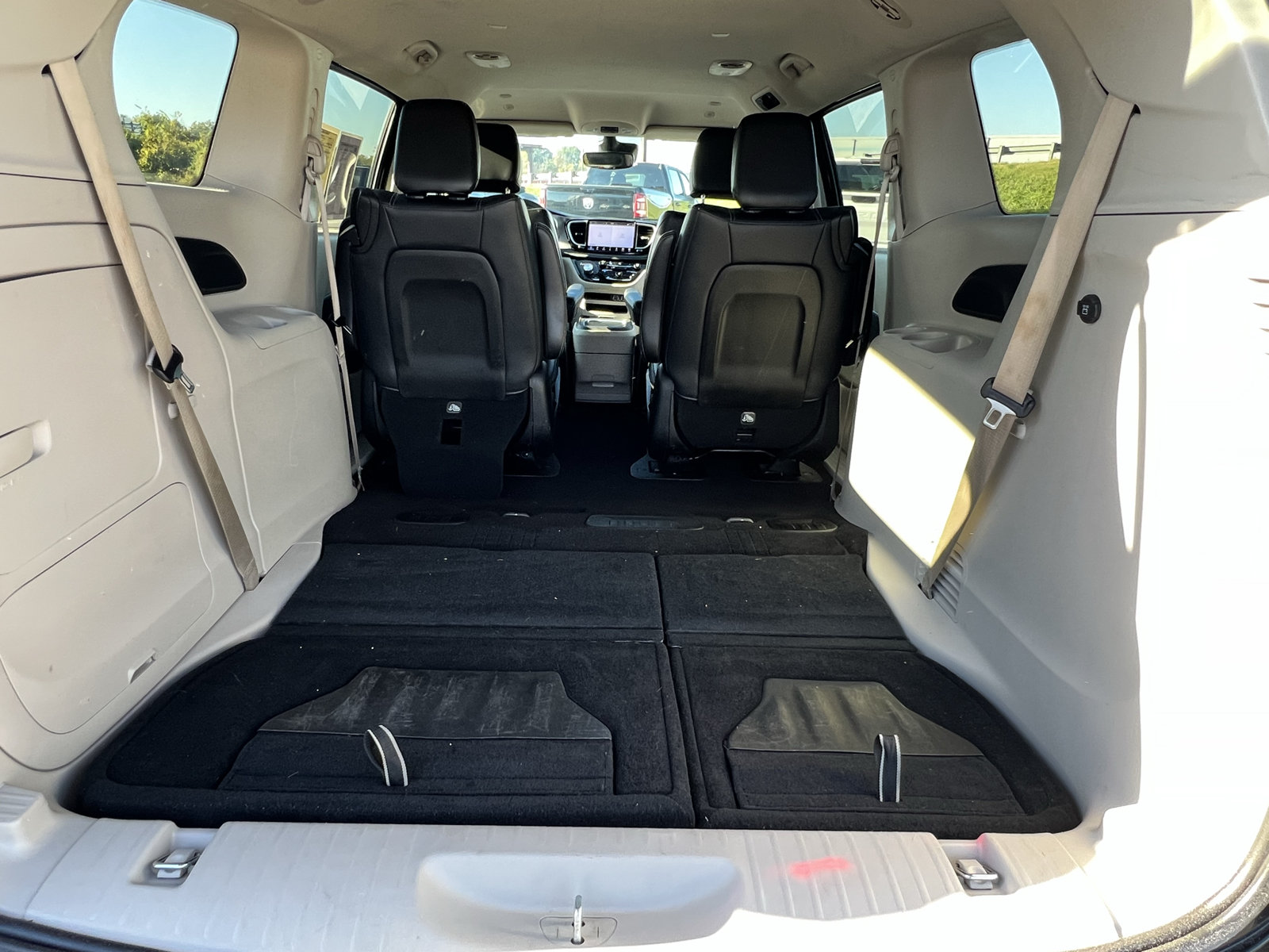 Used 2024 Chrysler Pacifica Limited FWD image 28