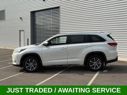 Used 2017 Toyota Highlander XLE w/ Carpet Mat Package AWD/4WD image 10