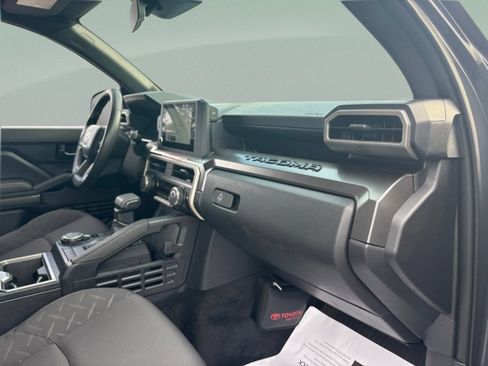 Used 2025 Toyota Tacoma SR5 AWD/4WD image 23