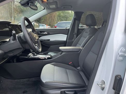 Used 2025 Chevrolet Trax LT w/ LT Convenience Package image 24