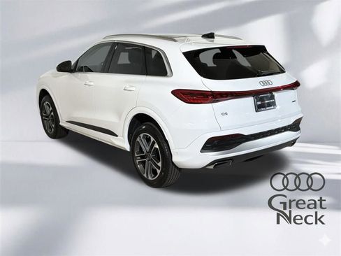 Used 2025 Audi Q5 Premium w/ Convenience Package image 8