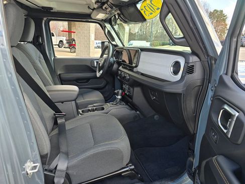 Used 2025 Jeep Wrangler Unlimited Sahara w/ Safety Group AWD/4WD image 31