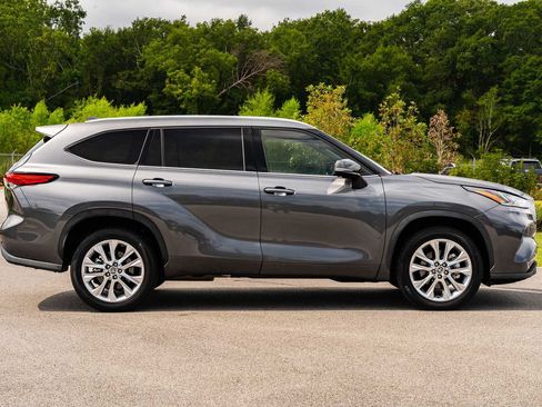 Used 2022 Toyota Highlander Limited FWD image 8