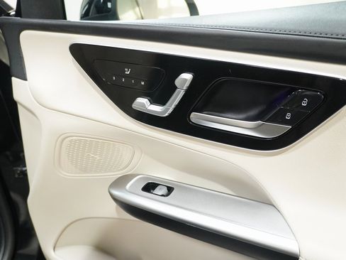 Used 2024 Mercedes-Benz GLC 300 4MATIC image 17