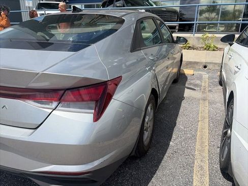 Used 2023 Hyundai Elantra SE FWD image 3