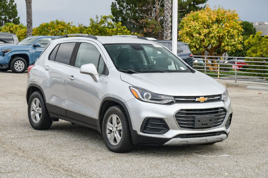 Used 2019 Chevrolet Trax LT w/ LT Convenience Package FWD image 3