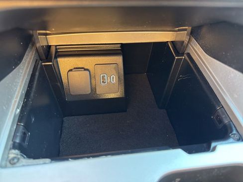 Used 2022 Ford Explorer XLT w/ Equipment Group 202A image 19