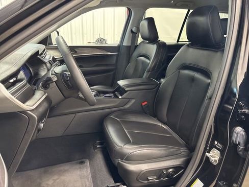 Used 2023 Jeep Grand Cherokee Limited w/ Black Appearance Package AWD/4WD image 13