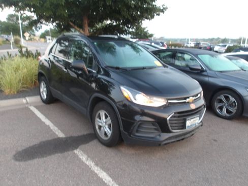 Used 2020 Chevrolet Trax LT w/ LT Convenience Package FWD image 2
