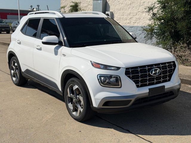 Used 2024 Hyundai Venue SEL FWD image 1