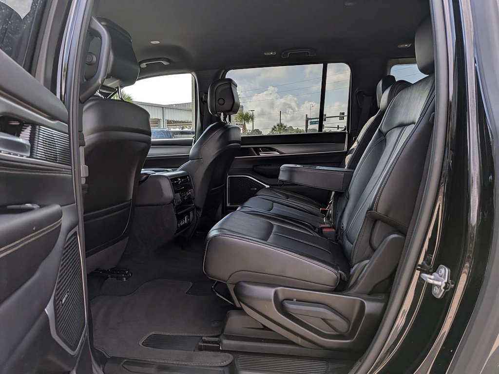 Certified 2025 Jeep Wagoneer L Series II w/ 8-pass Seating Package AWD/4WD image 13