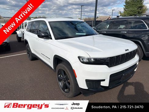 Used 2021 Jeep Grand Cherokee L Laredo image 1