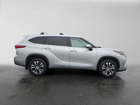 Used 2022 Toyota Highlander XLE AWD/4WD image 2