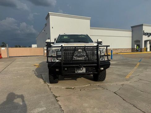 Used 2017 Ford F250 XLT w/ XLT Premium Package AWD/4WD image 3