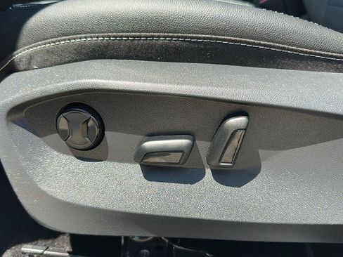 Used 2023 Volkswagen Taos SE w/ Panoramic Sunroof Package FWD image 24