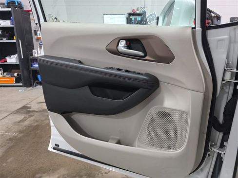 Used 2018 Chrysler Pacifica Touring-L image 26