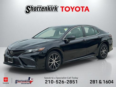 Used 2021 Toyota Camry SE FWD image 1