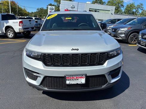 Used 2024 Jeep Grand Cherokee Altitude AWD/4WD image 2