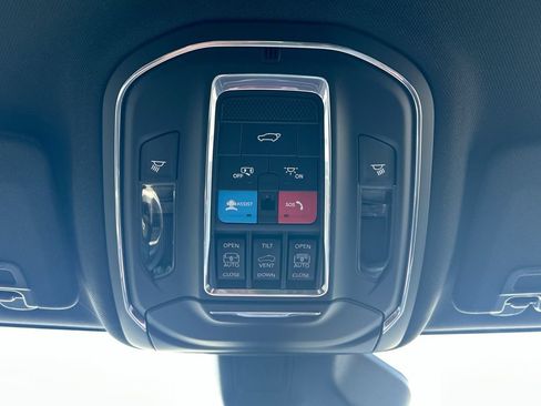 Used 2025 Jeep Grand Cherokee L Limited w/ Black Appearance Package AWD/4WD image 37