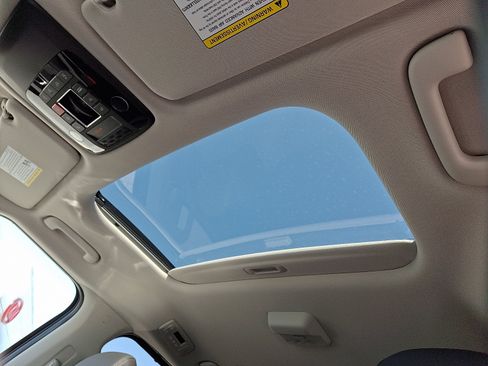 New 2025 Kia Carnival SX Prestige FWD image 10