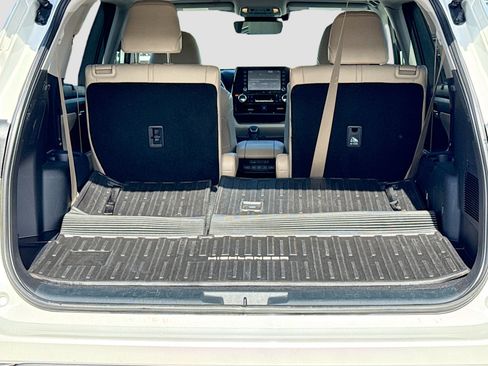 Used 2021 Toyota Highlander XLE image 12