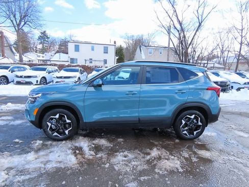 Used 2025 Kia Seltos EX image 3