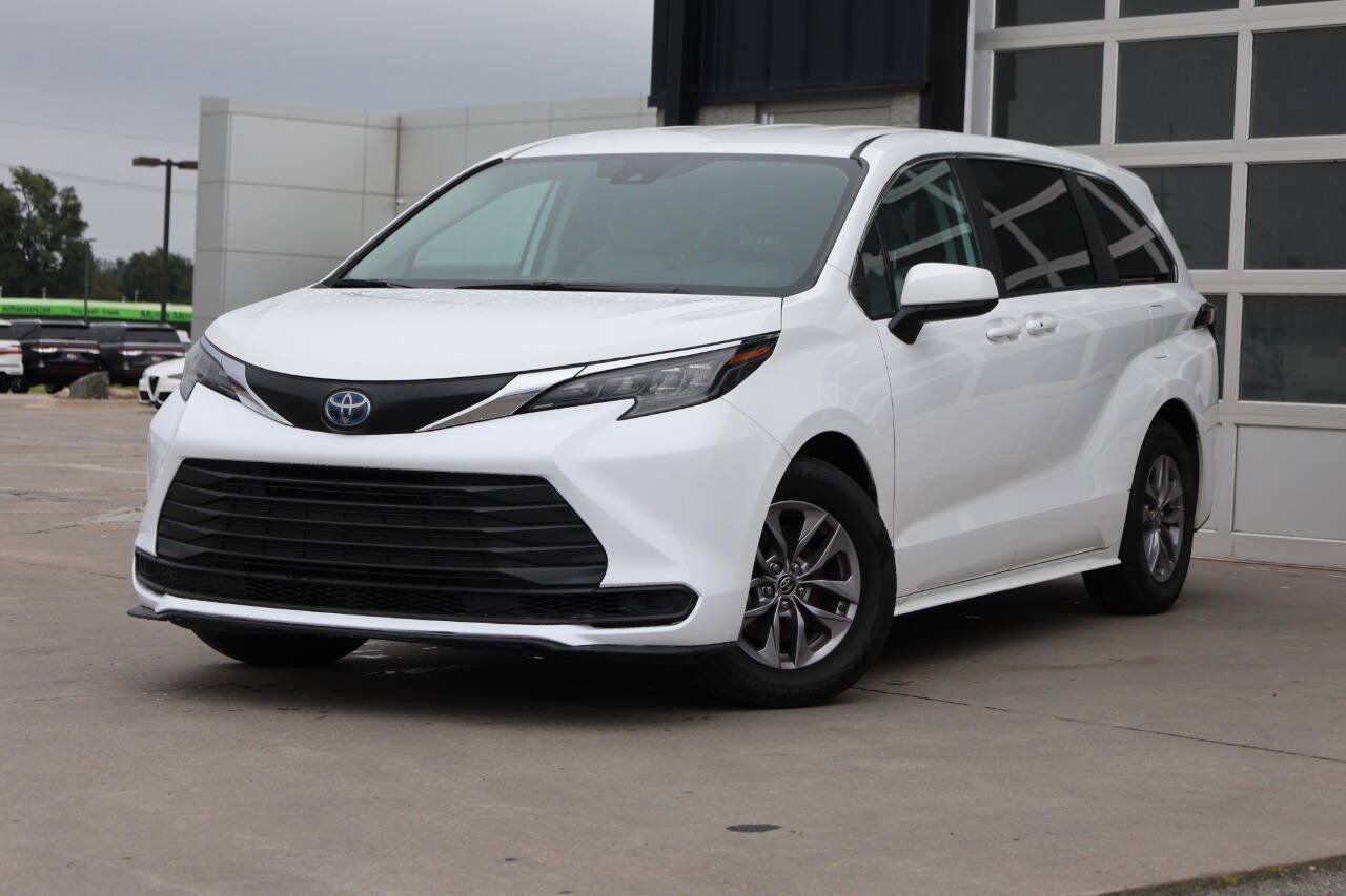 Used 2024 Toyota Sienna LE FWD image 3