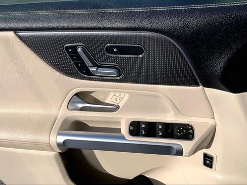 Used 2021 Mercedes-Benz GLB 250 w/ Premium Package image 33