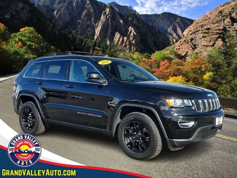 Used 2021 Jeep Grand Cherokee Laredo image 1