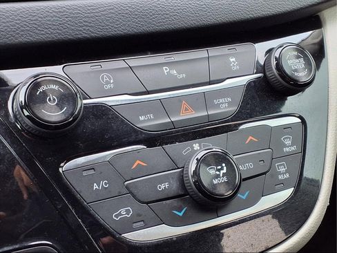 Used 2018 Chrysler Pacifica Touring Plus w/ Tire & Wheel Group image 20