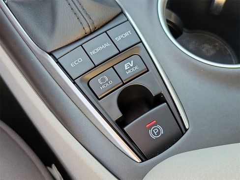 Used 2021 Toyota Camry LE image 28