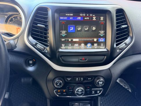 Used 2017 Jeep Cherokee Trailhawk w/ Comfort/Convenience Group AWD/4WD image 39