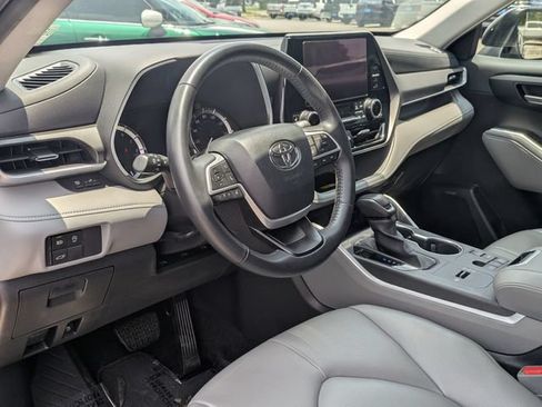 Used 2024 Toyota Highlander XLE FWD image 34