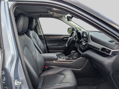 Used 2021 Toyota Highlander Limited image 12
