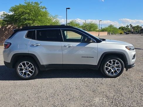 Used 2025 Jeep Compass Limited image 4