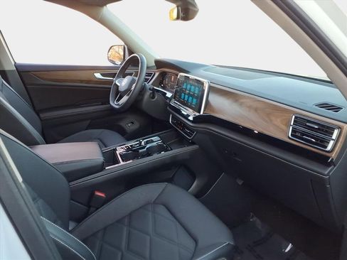 Used 2024 Volkswagen Atlas SE image 19