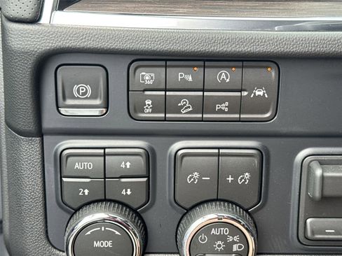 Used 2026 Chevrolet Suburban Premier AWD/4WD image 24
