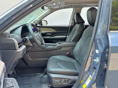 Used 2024 Toyota Grand Highlander FWD image 17