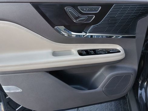 Used 2020 Lincoln Corsair AWD w/ Premium Package image 8