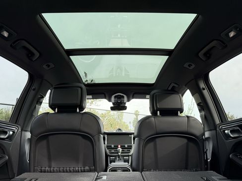 Used 2025 Porsche Macan image 36