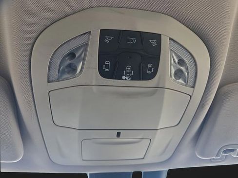 Used 2018 Chrysler Pacifica Limited image 26