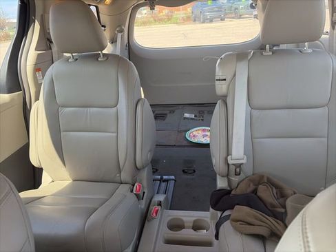 Used 2019 Toyota Sienna XLE w/ XLE Navigation Package FWD image 11