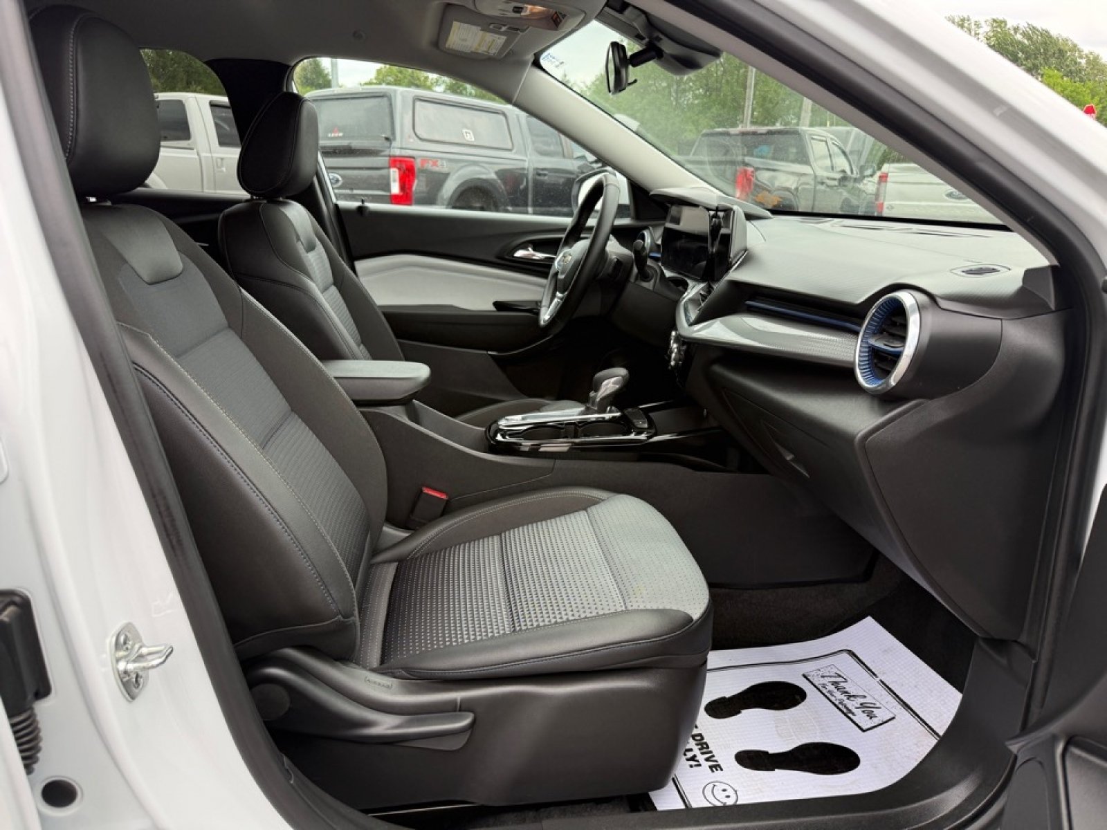 Used 2025 Chevrolet Trax LT w/ LT Convenience Package FWD image 23