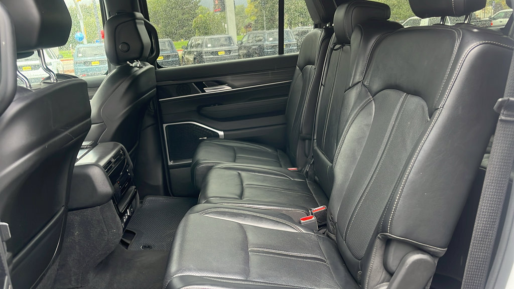 Used 2024 Jeep Wagoneer L Series II w/ Flexible Seating Group AWD/4WD image 19